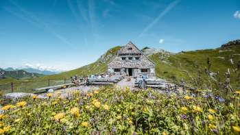 Bergwanderer auf dem Weg zur Pfälzerhütte, eingebettet in alpiner Umgebung Bergwanderer auf dem Weg zur Pfälzerhütte, eingebettet in alpiner Umgebung
