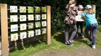  Eine Infotafel mit kindgerechten Illustrationen erklärt spannend den Verlauf der Zeitreise von „Wurz und Zirp“ auf dem familienfreundlichen Themenweg in Liechtenstein.