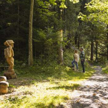 Holzfigur auf dem WalserSagenWeg