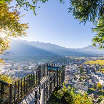 Blick von der Aussichtsterrasse über das sonnige Rheintal und die Stadt Vaduz.