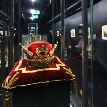 Ausstellungsstück mit Fürstenhut in der Schatzkammer Liechtenstein, auf einem Samtkissen präsentiert