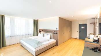 Modern und gemütlich eingerichtetes Doppelzimmer im Alpin Royal Hotel