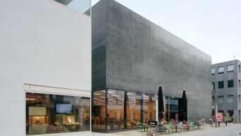 Außenansicht des Kunstmuseums Liechtenstein mit moderner Fassade und Caféterrasse in Vaduz.