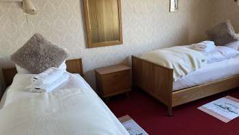 Schlafzimmer mit zwei Einzelbetten