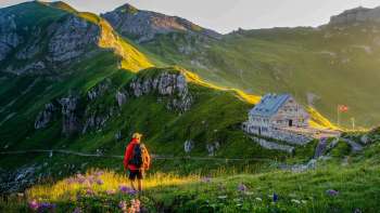Wanderer auf der Route 66 mit Blick auf die Pfälzerhütte