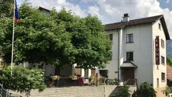 Seitliche Ansicht des Restaurant Gasthaus Krone ein weisses Haus mit Bäumen davor