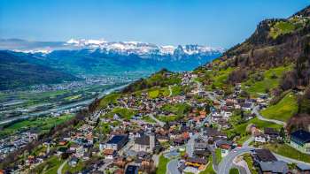 Blick auf Vaduz mit Bergen und Rheintal im Hintergrund