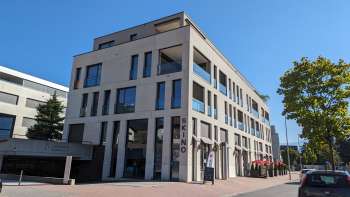 Aussenansicht auf das Skino bei Tag mit blauem Himmel im Hintergrund