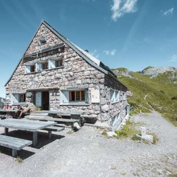 Pfälzerhütte in den Liechtensteiner Alpen, bei sonnigem Wetter