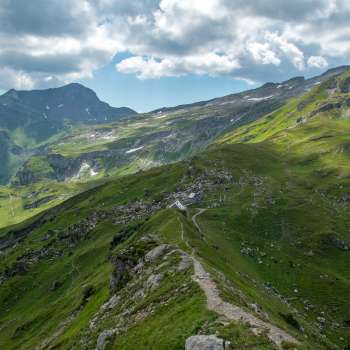 Panoramablick über die Pfälzerhütte in den Liechtensteiner Alpen mit dramatischer Wolkenstimmung.