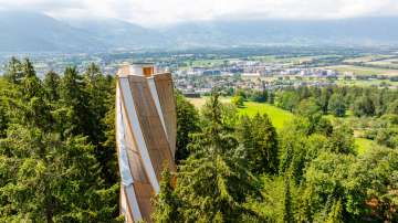 Moderner Aussichtsturm auf Dux in Liechtenstein, umgeben von Wäldern mit Blick auf das Rheintal