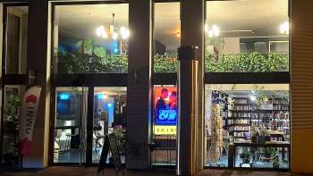 Beleuchtete Außenansicht des Skino-Kinos in Schaan bei Nacht, mit großen Glasfronten und einladender Atmosphäre.