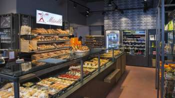 Frisch gebackene Brote, Kuchen und Feingebäck in der modernen Bäckerei Mündle in Ruggell mit einladender Verkaufstheke