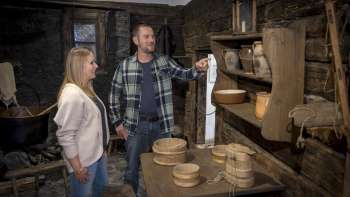Besuchende betrachten historische Gebrauchsgegenstände im Walsermuseum