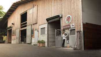 Außenansicht des Kaiserhofs in Liechtenstein mit Selbstbedienungs-Milchtankstelle – regional, frisch und direkt vom Bauernhof.