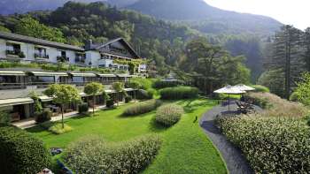 Aussenansicht des Park Hotel Sonnenhof mit Gartenanlage