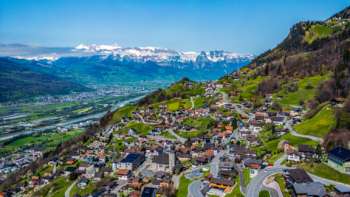 Blick auf Vaduz mit Bergen und Rheintal im Hintergrund