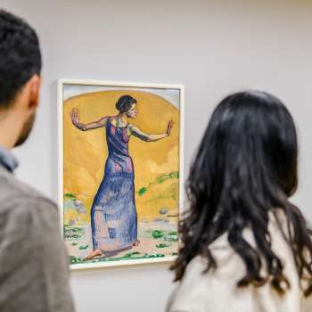 Zwei Museumsbesucher betrachten ein Gemälde im Kunstmuseum Liechtenstein