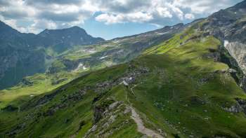 Panoramablick über die Pfälzerhütte in den Liechtensteiner Alpen mit dramatischer Wolkenstimmung.