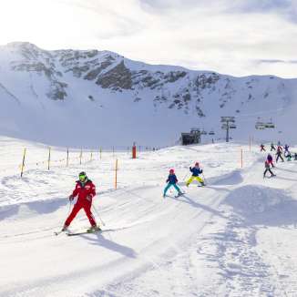 Kinder lernen spielerisch das Skifahren in der Skischule Malbun in Liechtenstein – betreut von erfahrenen Skilehrerinnen und Skilehrern im familienfreundlichen Skigebiet.