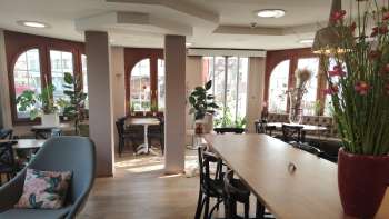 Blick in das liebevoll eingerichtet Café im Georg Brot & Kaffee