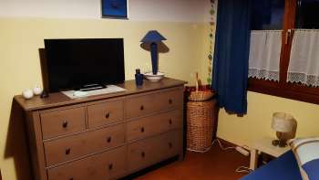 Fernsehecke mit Kommode im Studio in Eschen – funktional und wohnlich eingerichtet.