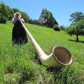 Mit dem Alphorn durch die Berge