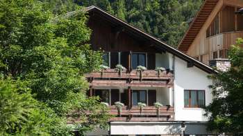 Aussenansicht des Hotels Falknerei Galina
