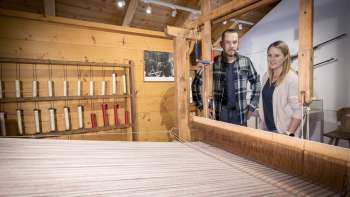 Besuchende betrachten den Webstuhl im Walsermuseum