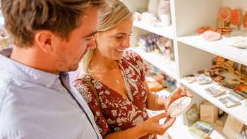 Paar begutachte im Hoi-Laden tolle Produkten aus Liechtenstein