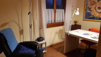 Ruhiger Arbeitsplatz im Studio in Eschen mit Schreibtisch, Leselampe und bequemen Sessel.