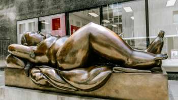Skulptur «Reclining Woman» in Vaduz