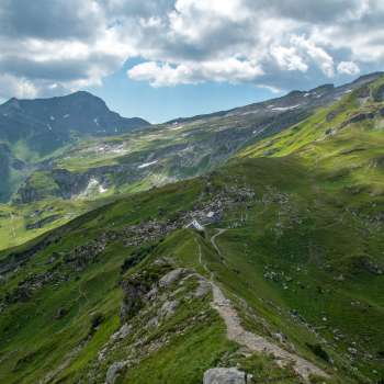 Panoramablick über die Pfälzerhütte in den Liechtensteiner Alpen mit dramatischer Wolkenstimmung.