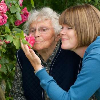 Kursbild: Alte und junge Frau mit Rosen