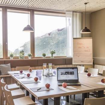 Besprechungstisch JUFA Hotel Malbun