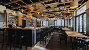 Heller Innenbereich des St. Martins Pub mit Bar, Holzmobiliar und grossen Fensterfronten