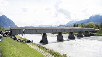 Die historische Alte Rheinbrücke zwischen Vaduz und Sevelen – überdachte Holzbrücke über den Rhein mit Alpenpanorama.