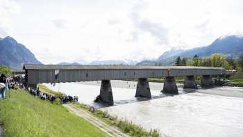 Die historische Alte Rheinbrücke zwischen Vaduz und Sevelen – überdachte Holzbrücke über den Rhein mit Alpenpanorama.