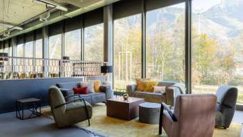 Einladender Lounge-Bereich im B&B Hotel Liechtenstein-Eschen mit Sesseln und Sofas