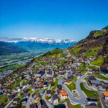 Blick auf Vaduz mit Bergen und Rheintal im Hintergrund