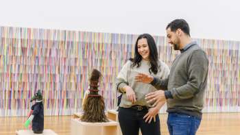 Zwei Personen bewundern eine Skulptur im Kunstmuseum in Liechtenstein