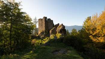 Ruine der Burg Schalun bei Vaduz in Liechtenstein, eindrucksvoll auf einem Felsvorsprung gelegen mit Blick auf die Alpen.