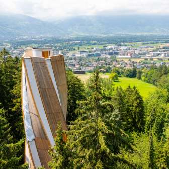 Moderner Aussichtsturm auf Dux in Liechtenstein, umgeben von Wäldern mit Blick auf das Rheintal