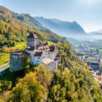 Herbstlicher Blick auf Schloss Vaduz in Liechtenstein mit Ausblick über das Rheintal