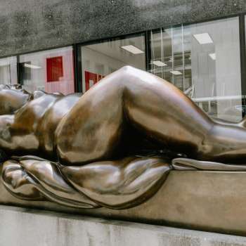 Bronzeskulptur einer liegenden Frau vor dem Kunstmuseum Liechtenstein in Vaduz.