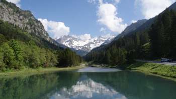 Blick auf den Gänglesee in Steg mit Bergen im Hintergrund