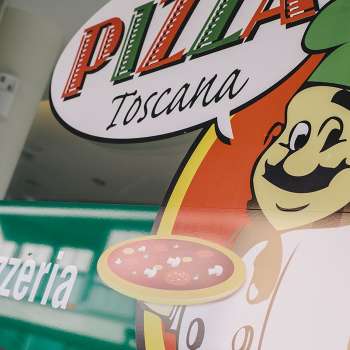 Detailaufnahme des Logos der Pizzeria Toscana