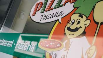 Detailaufnahme des Logos der Pizzeria Toscana