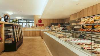 Verkaufsraum im Café Wanger mit verschiedenen Kuchen und anderen Leckereien auf der Theke