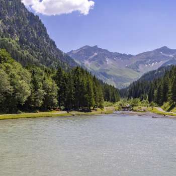  Blick über den Gänglesee in Steg mit Bergkulisse